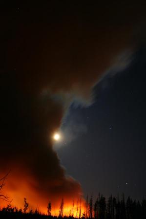 Smoke plume at night over the Shadow Lake Fire.(http://inciweb.nwcg.gov/incident/photograph/2550/2/)